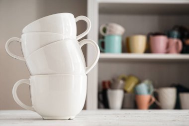 Seramik bardak beyaz masada yığını