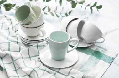 Çay bardağı ile masa lambası üzerinde daireler