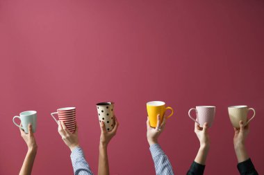 Çay bardak renkli arka plan üzerinde eller