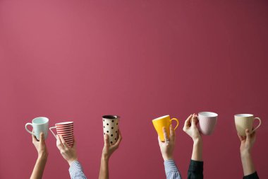 Çay bardak renkli arka plan üzerinde eller
