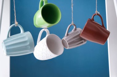 Farklı çay bardak renkli arka plan üzerinde asılı