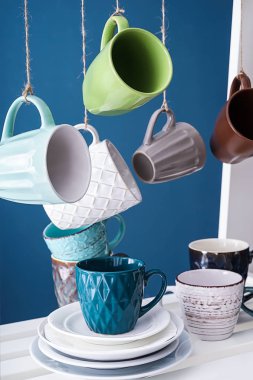 Farklı çay bardak ve tabaklar mutfakta ile raf