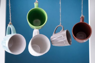 Farklı çay bardak renkli arka plan üzerinde asılı