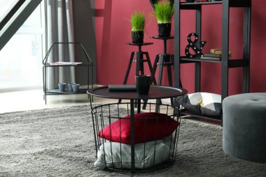 Modern odanın iç mimarisi.