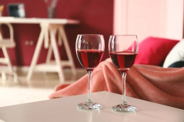 Oturma odasında masa lambası şarap gözlük