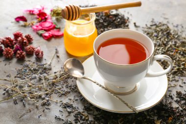 Gri arka plan üzerinde sıcak çay