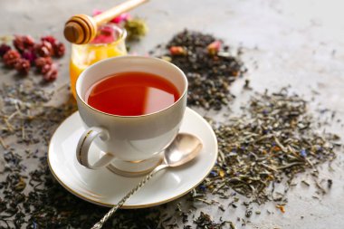 Gri arka plan üzerinde sıcak çay