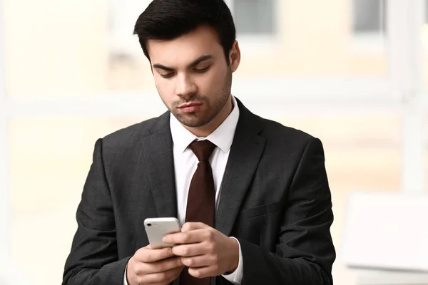 Retrato Joven Hombre Negocios Guapo Con Teléfono Móvil Oficina — Foto de Stock