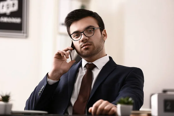 Bonito Jovem Empresário Falando Por Telefone Celular Escritório — Fotografia de Stock