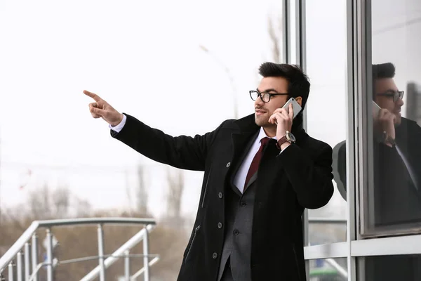 Csinos Fiatal Üzletember Beszél Mobil Telefon Szabadban — Stock Fotó