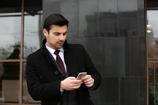 Retrato Joven Hombre Negocios Guapo Con Teléfono Móvil Aire Libre — Foto de Stock