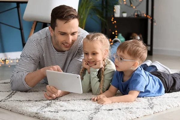 Junger Vater Mit Kleinen Kindern Schaut Cartoons Hause — Stockfoto