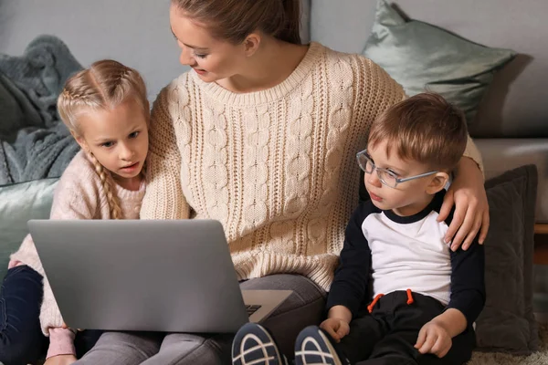 Jonge Moeder Met Kleine Kinderen Kijken Cartoons Thuis — Stockfoto