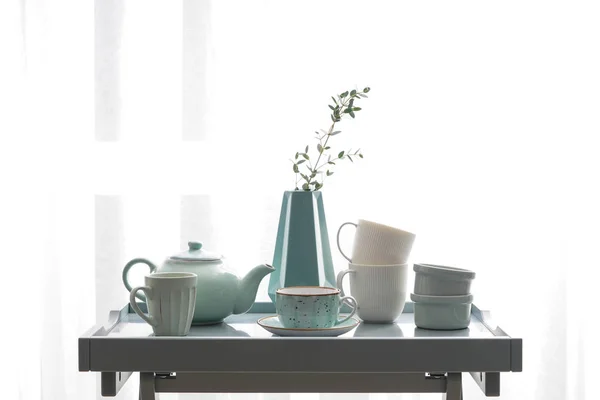 Керамічні Чашки Чайником Столі Біля Вікна — стокове фото