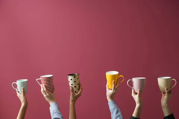 Mãos Femininas Com Xícaras Chá Fundo Cor — Fotografia de Stock