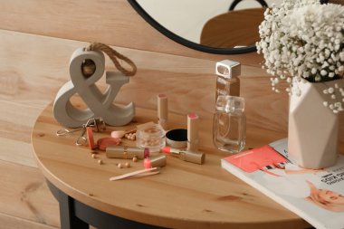 Tuvalet Masası ahşap duvar yakınındaki kozmetik dizi