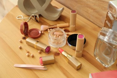 Tuvalet masasının üzerinde kozmetik kümesi