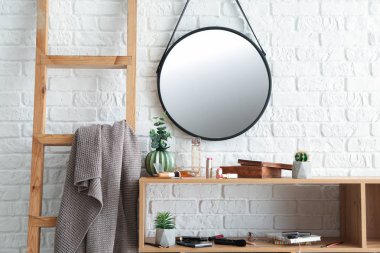 Tuvalet Masası kozmetik yakınındaki beyaz tuğla duvar dizi