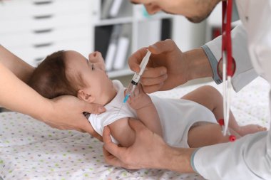 Küçük bebek iğne Kliniği veren çocuk doktoru