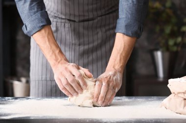 Genç adam mutfakta ekmek hamur hazırlama