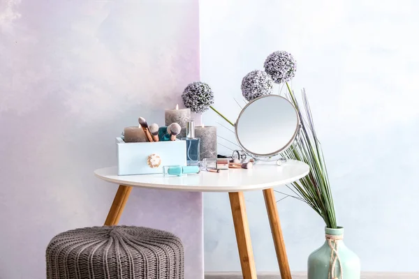 Tabel Met Cosmetica Kaarsen Kamer — Stockfoto