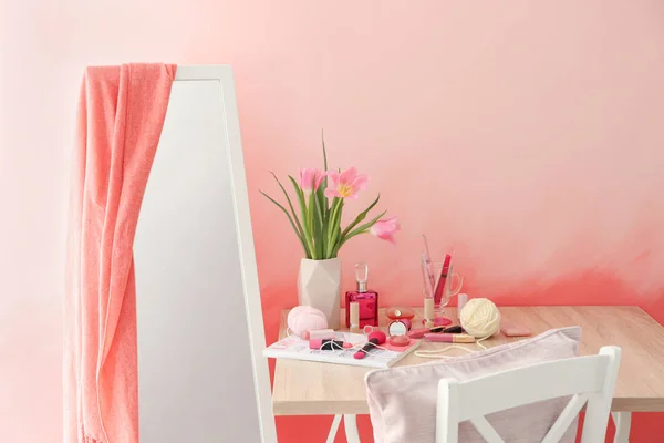 Dressing Table Set Cosmetics Color Wall — Stock Photo, Image