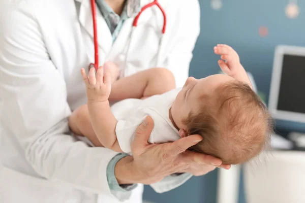 Pediatra Examinando Pequeño Bebé Clínica —  Fotos de Stock