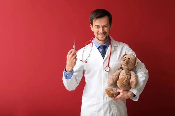 Barnläkare Med Leksak Björn Och Spruta Färgbakgrund — Stockfoto