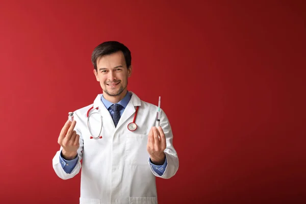 Barnläkare Med Medicin Och Spruta Färgbakgrund — Stockfoto