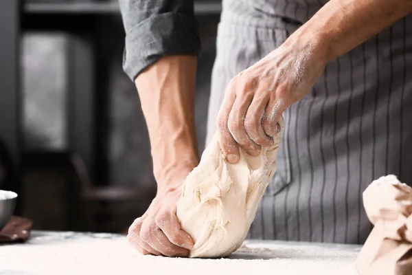 Genç Adam Mutfakta Ekmek Hamur Hazırlama — Stok fotoğraf