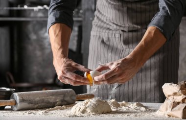 Genç adam mutfakta ekmek hamur hazırlama