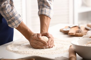 Genç adam mutfakta ekmek hamur hazırlama