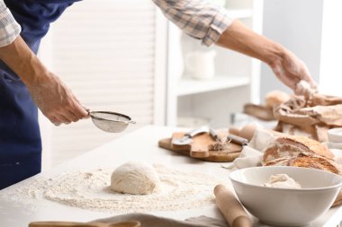 Genç adam mutfakta ekmek hamur hazırlama