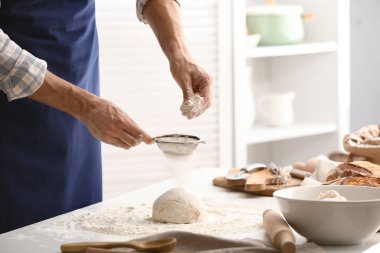 Genç adam mutfakta ekmek hamur hazırlama