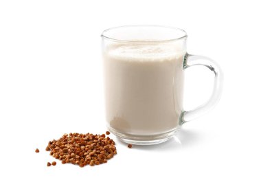 Leziz buğday süt beyaz zemin üzerine cam fincan