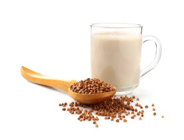 Leziz buğday süt beyaz zemin üzerine cam fincan