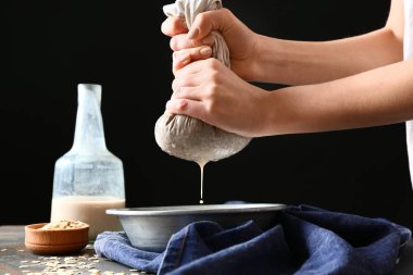 Kadın lezzetli yulaf sütü tablo hazırlama