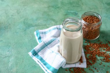 Şişe lezzetli buğday süt üzerinde renk tablosu