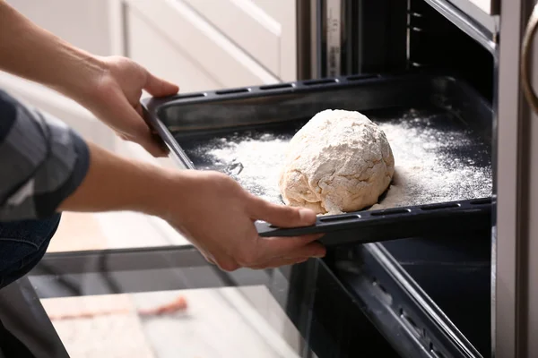 Jovem Colocando Pão Cru Forno Cozinha — Fotografia de Stock