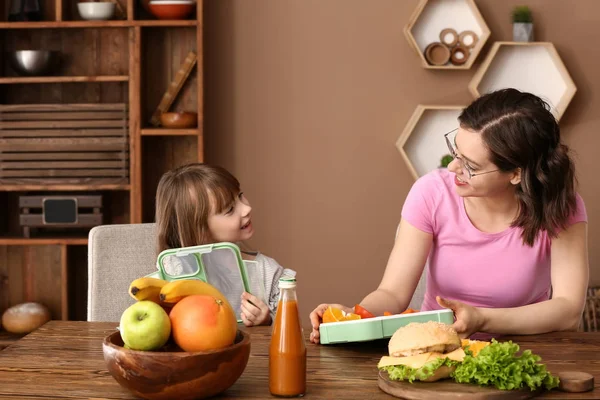 Mãe Com Filha Bonita Preparando Almoço Escolar Casa — Fotografia de Stock