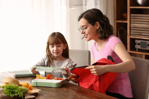 Mãe Com Filha Bonita Embalando Caixa Almoço Mochila Casa — Fotografia de Stock