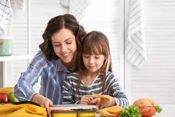 Mãe Com Filha Bonita Preparando Almoço Escolar Casa — Fotografia de Stock