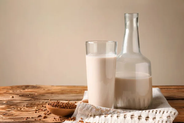 Bicchiere Bottiglia Latte Grano Saraceno Saporito Tavolo Legno — Foto Stock