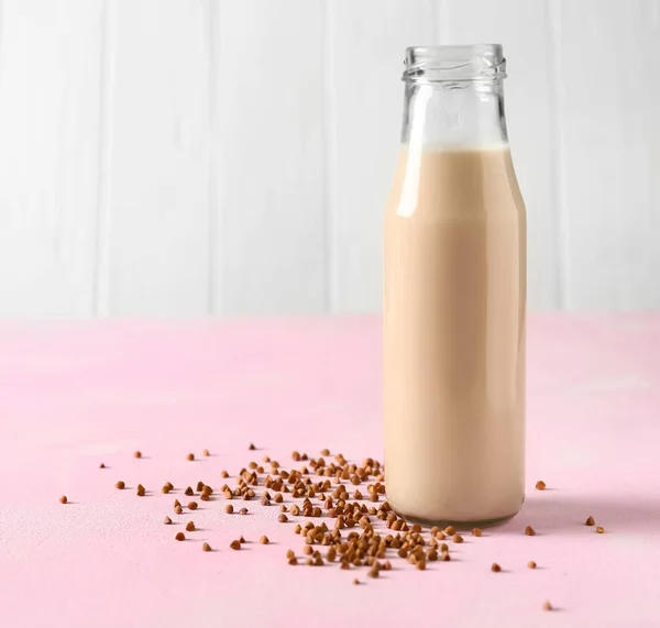 Бутылка Вкусного Гречишного Молока Цветном Столе — стоковое фото