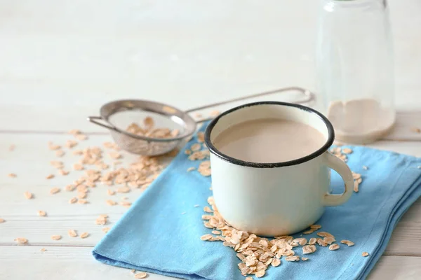 Mok Van Smakelijke Haver Melk Witte Tafel — Stockfoto