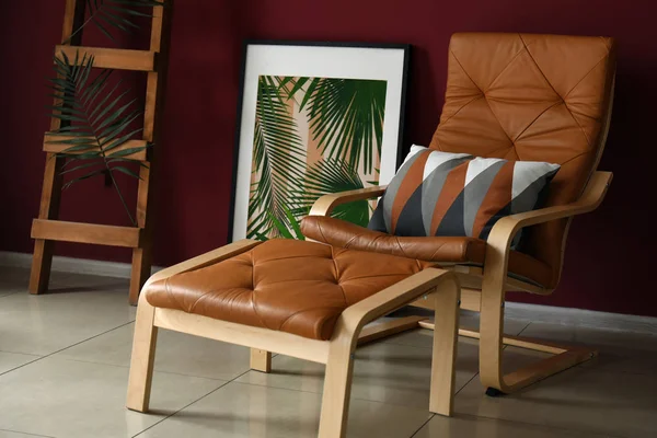 部屋の壁の色に近い柔らかい枕と快適な革張りのアームチェア — ストック写真