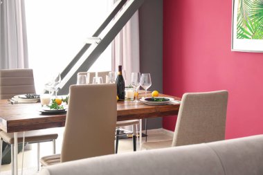 Yemek odasında çok güzel bir masa.