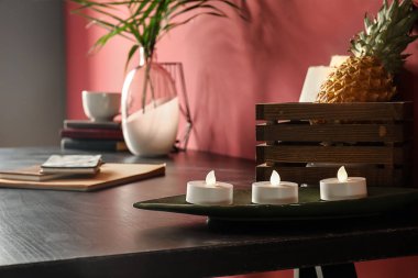 Mum oda karanlık tablo ile plaka