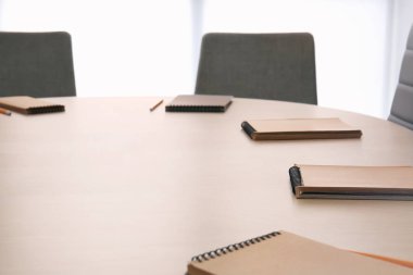 Toplantı için hazır boş konferans salonu