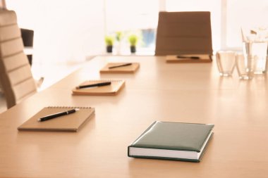 Toplantı için hazır boş konferans salonu